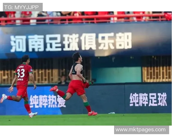 足球员在比赛中突然昏倒引发关注医疗团队迅速救助确保球员安全